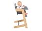 Holzhochstuhl mit Tablett und einem Baby, das darin sitzt.