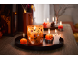Halloween-Kerzen in Form von Geistern und Kürbissen auf einem Tablett, mit „Happy Halloween“ im Hintergrund.