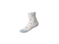 Weiße Socke mit Regenbogen- und Herzmuster, hellblauer Spitze und rosa Ferse.