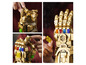 Ein goldener LEGO Infinity Gauntlet mit allen Infinity Steinen.