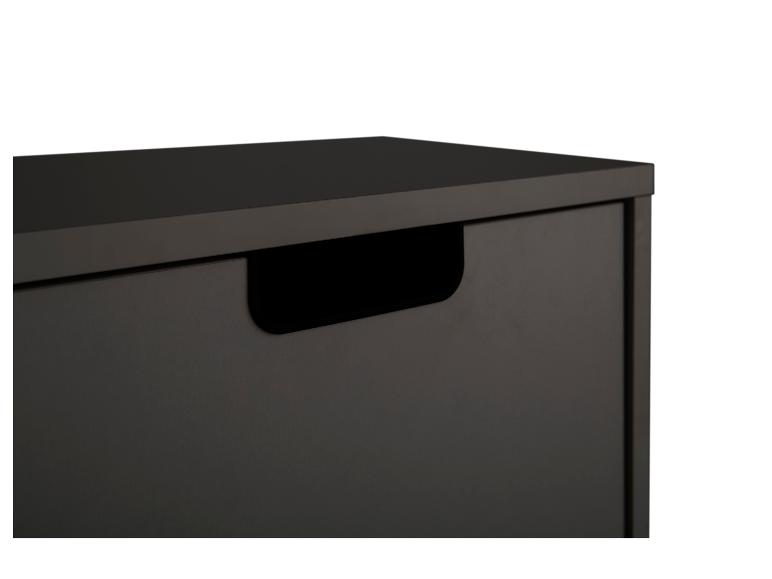 Detail einer dunklen Holzschublade mit ausgeschnittenem Griff