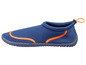 Blaue Wasserschuhe mit orangenen Akzenten.