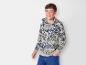Ein Junge trägt ein Hoodie mit Graffiti-Print.