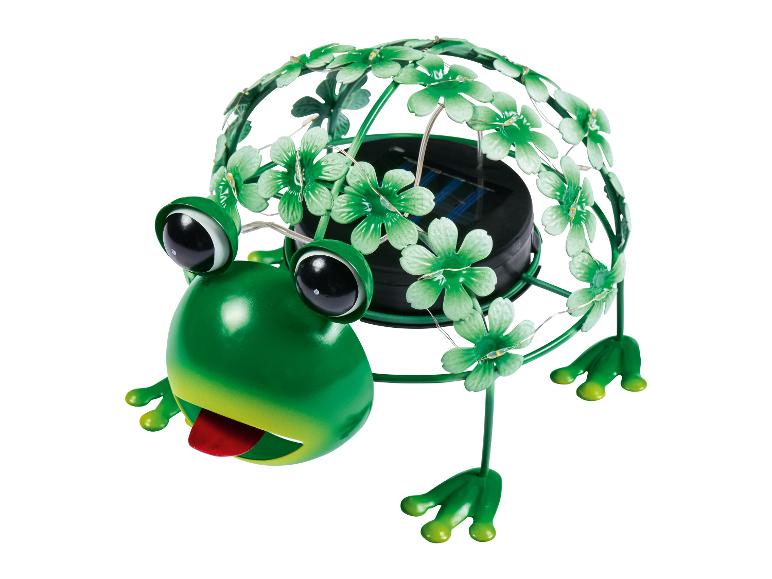 Ein grüner Frosch mit einem Solarpanel auf dem Rücken, verziert mit grünen Blumen.