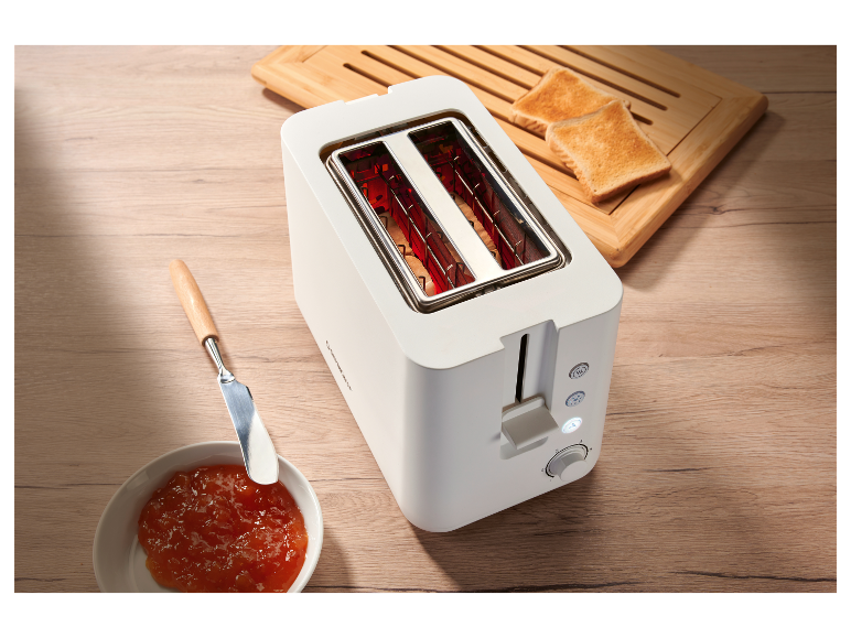Ein weißer Cuisinart Toaster mit geröstetem Brot und Marmelade.