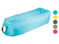 Ein hellblaues aufblasbares Sofa