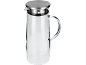 Glaskaraffe mit Metalldeckel und Griff auf schwarzem Hintergrund.