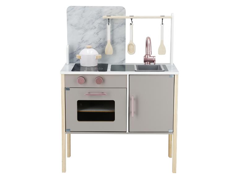 Holzspielküche mit Spüle, Wasserhahn, Backofen und Küchenutensilien.
