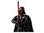 Darth Vader hält ein rotes Lichtschwert, bereit zum Kampf.