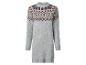 Graues Langarm-Strickkleid mit farbigem Fair Isle-Muster am Ausschnitt.