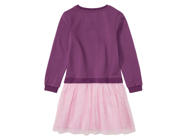 Ein lila Kleid mit langen Ärmeln und einem rosafarbenen Tüllrock.