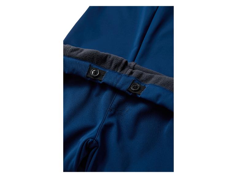Nahaufnahme einer blauen Kinderhose mit verstellbarem Gummibund und Knöpfen.