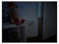 Kinderzimmer mit Spielzeug und einem Smart Plug an der Wand.