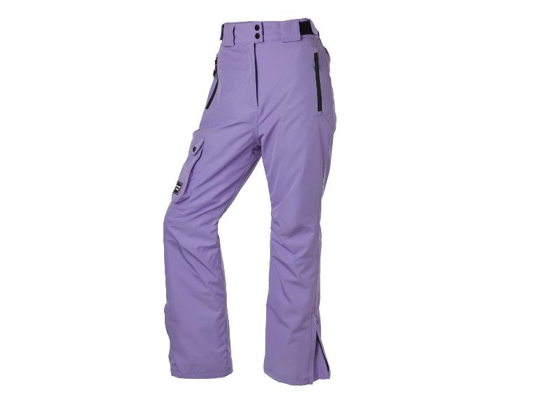 Hellviolette Skihose mit Cargotaschen und schwarzen Reißverschlüssen.