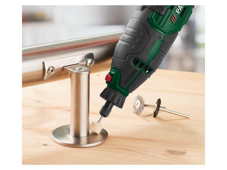 Multifunktionswerkzeug mit Polieraufsatz an einem Metallrohr.