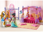 Spielzeug-Prinzessinnen-Schlafzimmer mit Himmelbett, Schminktisch und Spielfigur.