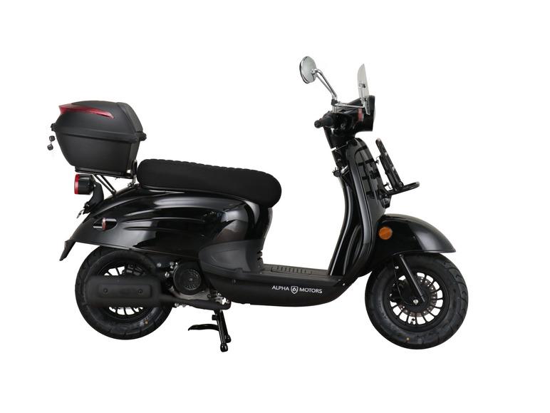 Ein schwarzer Alpha Motors Roller mit Topcase.