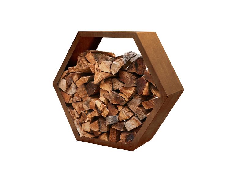 Metallischer sechseckiger Holzständer gefüllt mit Brennholz.