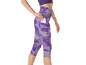 Frau in lila gemusterten Fitness-Leggings, die eine Karte in die Seitentasche steckt.