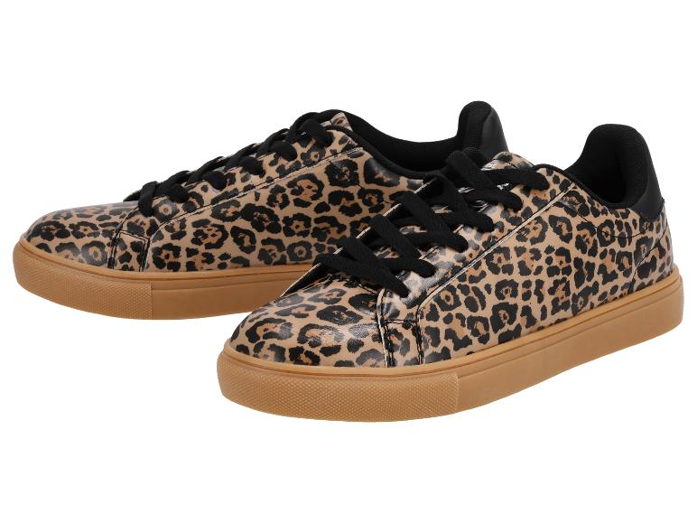 Paar Sneaker mit Leopardenmuster, schwarzen Schnürsenkeln und braunen Sohlen