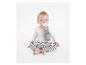 Baby in weißem Langarmshirt und gestreifter Hose, mit Schnuller und Hasen-Schnullerhalter.