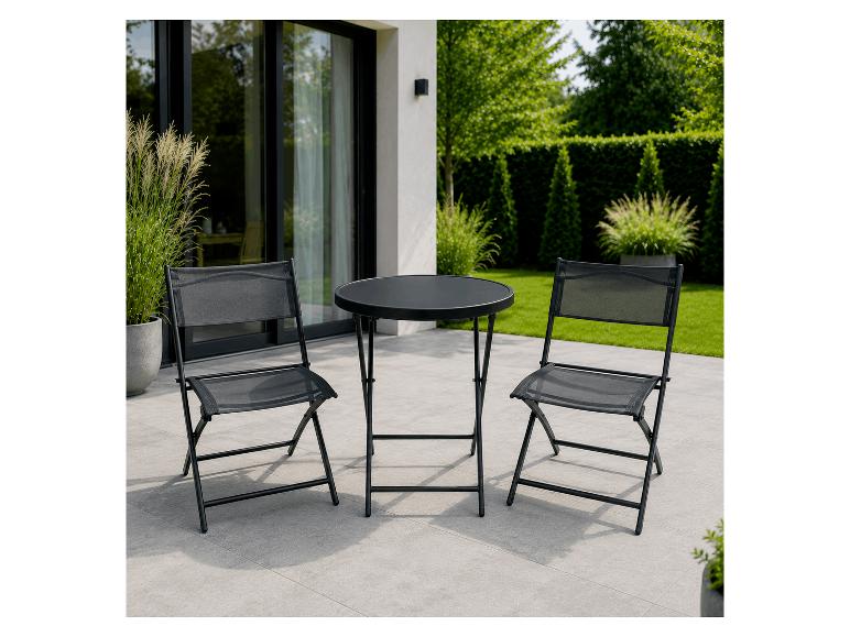 Schwarzer Klapp-Gartentisch und zwei Stühle auf einer Terrasse.