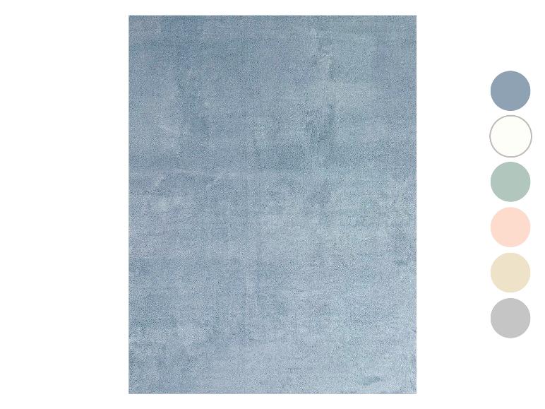 Hellblauer rechteckiger Teppich mit passender Farbpalette.