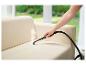 Sofa-Reinigung mit einem Dampfreiniger.