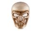 Eine hellbraune und dunkelbraune Totenkopfmaske mit leeren Augenhöhlen und Zähnen.