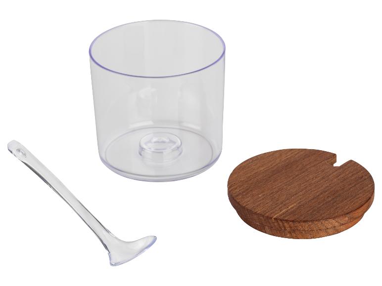 Transparente Plastikdose mit Holzdeckel und Löffel.