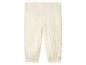 Cremefarbene Musselin-Babyhose mit Gummizug an Taille und Knöcheln.