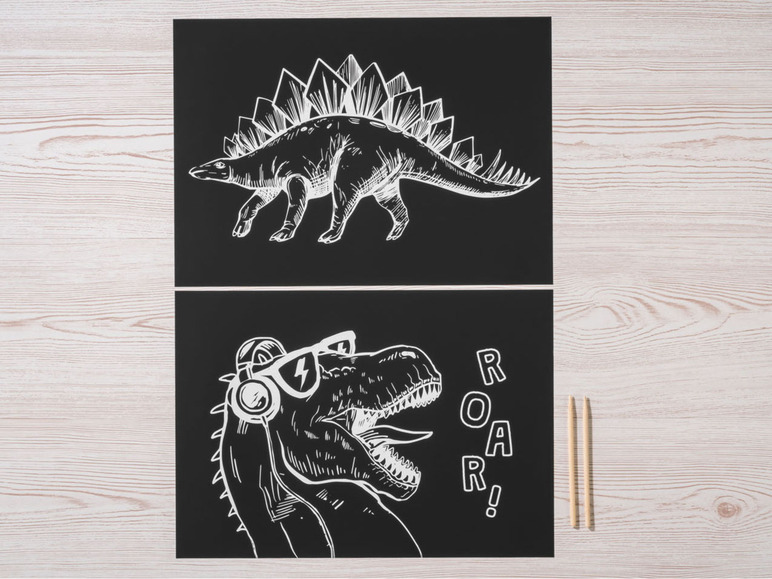 Zwei Schwarz-Weiß-Illustrationen von Dinosauriern mit einem Stift auf einem Holztisch.