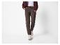 Braune Jogginghose und braune Strickjacke, getragen von einer Person.