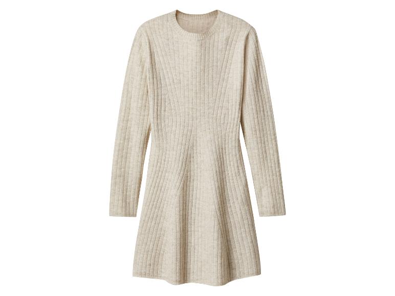 Beiges geripptes Strickkleid mit langen Ärmeln und Rundhalsausschnitt.