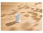 Weißer Eierbecher auf einem hellen Holztisch mit Blattschatten.