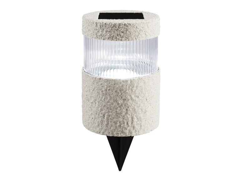 Solar-LED-Gartenleuchte mit geripptem, transparentem Gehäuse und sandfarbener Textur.