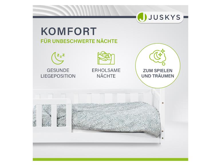 Weißes Babybett mit gemusterter Bettwäsche, bietet Komfort für erholsame Nächte und Träume.