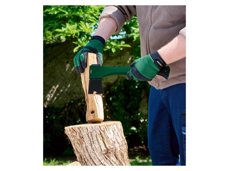 Eine Person mit grünen Handschuhen spaltet Holz mit einer Parkside Axt.
