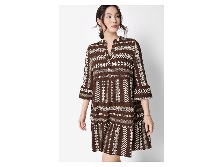 Braun-weißes Kleid mit geometrischem Muster.
