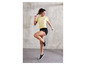 Frau in gelbem T-Shirt und schwarzen Shorts von Umbro beim Sport.