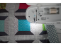 Nähmaschine mit einem Quilt mit geometrischen Mustern in verschiedenen Farben und Texturen.