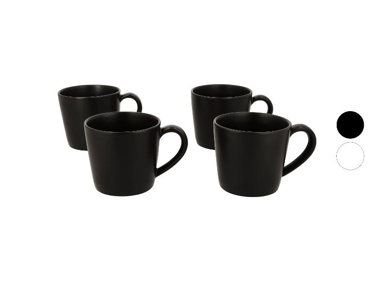 Set aus vier schwarzen Kaffeetassen mit Henkeln, mit schwarzen und weißen Farboptionen.