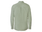 Ein hellgrünes Leinenhemd mit langen Ärmeln.