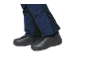 Blaue Hose und schwarze Outdoorschuhe.