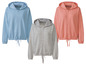 Drei Hoodies in verschiedenen Farben, darunter hellblau, grau und rosa.