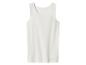 Ein schlichtes weißes ärmelloses Oberteil auf weißem Hintergrund.