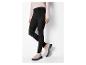 Schwarze Wildleder-Leggings mit beigen Stiefeletten.