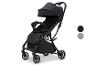 Schwarzer Kinderwagen mit Verdeck und Rädern, mit schwarzen und grauen Farbmustern.