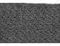Nahaufnahme von grauem Strickstoff mit einem Muster aus verschlungenen Maschen.