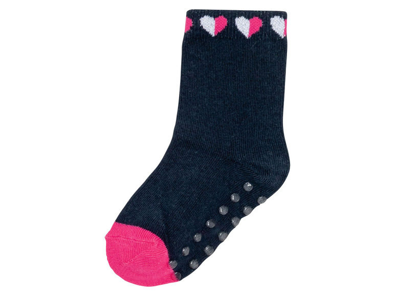 Dunkelblaue Socken mit rosa Herzen und rutschfesten Punkten.